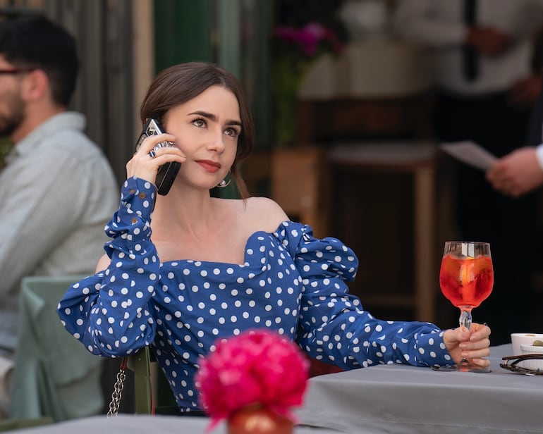 Lily Collins en su papel de Emily Cooper.