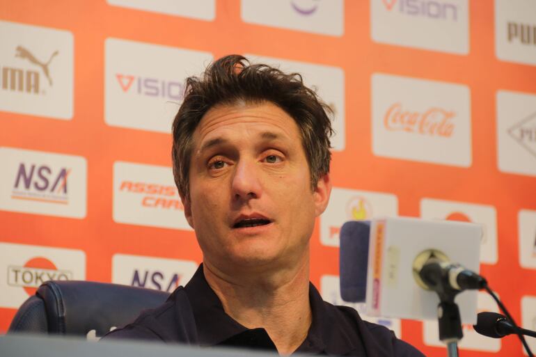 El director técnico de la Selección de Paraguay, Guillermo Barros Schelotto, habla en una conferencia de prensa tras un partido amistoso contra Nicaragua, hoy en Asunción (Paraguay).  El seleccionador de Paraguay, el argentino Guillermo Barros Schelotto, rescató este domingo la "perseverancia" de sus jugadores en la victoria por 2-0 ante Nicaragua, en un encuentro amistoso que resultó ser más complicado de lo esperado.