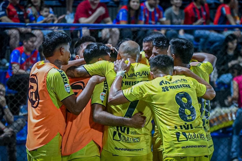 Los jugadores del Deportivo Recoleta celebra un gol en el partido frente a Cerro Porteño por los 16avos de final de la Copa Paraguay 2024 en el estadio Luis Alfonso Giagni, en Villa Elisa.