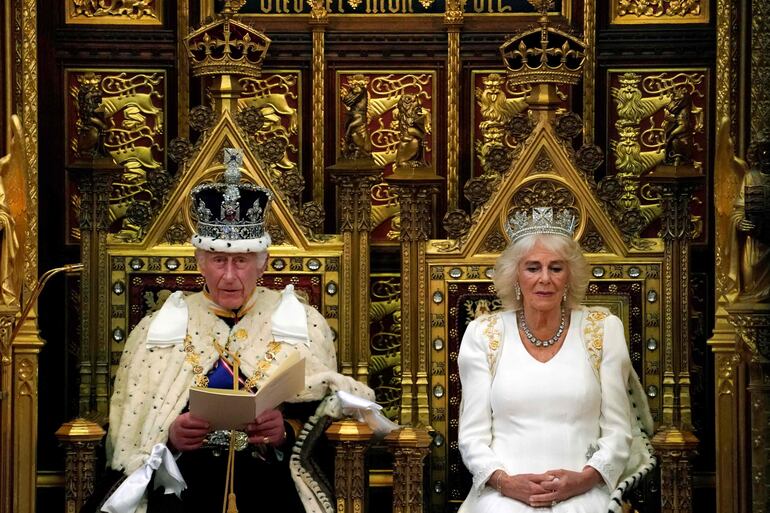 El rey Carlos III y la reina Camila durante la apertura del Parlamento británico.