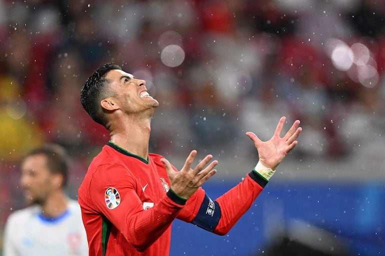 Cristiano Ronaldo, jugador de la selección de Portugal, durante el partido frente a República Checa por la primera fecha del Grupo F de la Eurocopa en el Leipzig Stadium, en Leipzig, Alemania. 