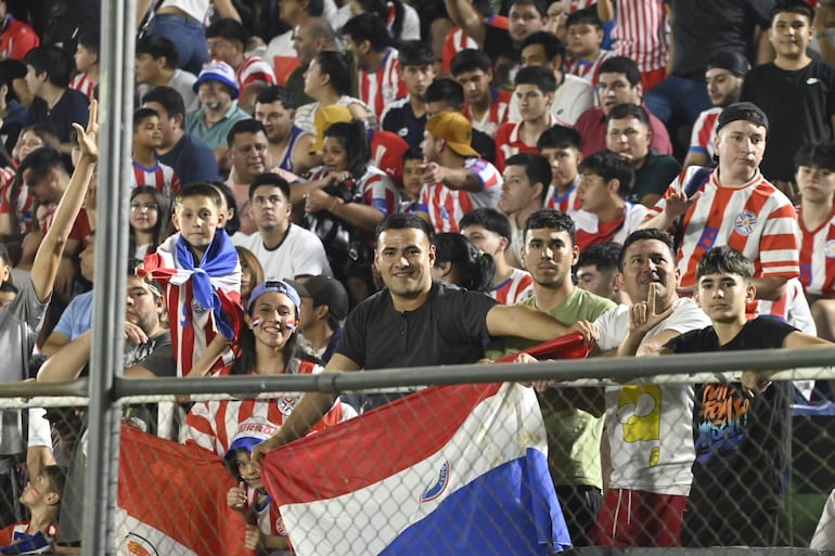 Los aficionados de Paraguay en el estadio Defensores del Chaco en la previa del partido contra Brasil por las Eliminatorias Sudamericanas 2026.