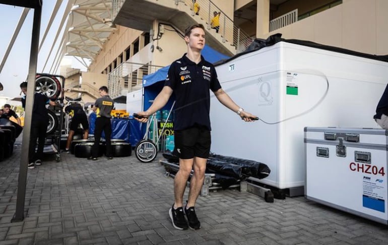 El paraguayo Joshua Duerksen, piloto de PHM Racing, antes de los test de la Fórmula 2 en el circuito de Yas Marina, Emiratos Árabes Unidos.