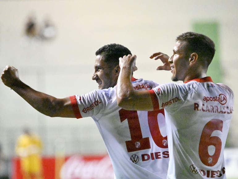 Cecilio Domínguez y Rafael Carrascal (6), jugadores de Cerro Porteño, celebran un gol en el partido frente a Sportivo Trinidense por la duodécima jornada del torneo Apertura 2024 del fútbol paraguayo en el estadio Arsenio Erico, en Asunción, Paraguay.