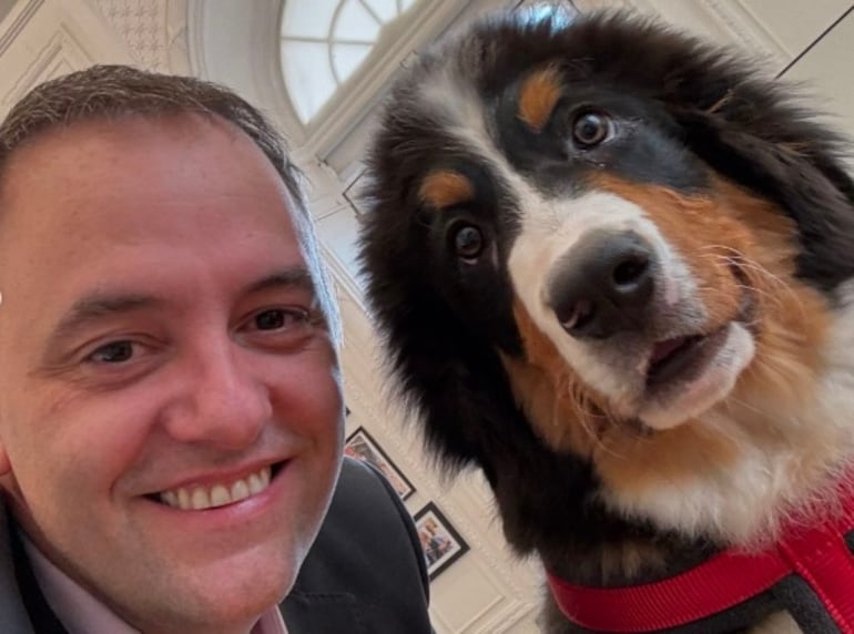 “Bienvenido Thor! Fin”, tuiteó Adorni pasadas las 19 horas, acompañando su anuncio con dos fotografías. Una de ellas esta selfie con el perro.