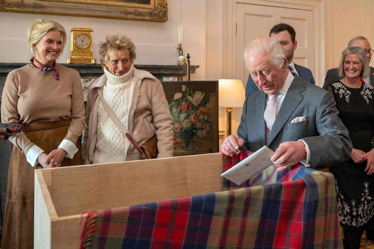 El rey Carlos III de Gran Bretaña con los nuevos embajadores de la King's Foundation, Penny Lancaster y Sir Rod Stewart.