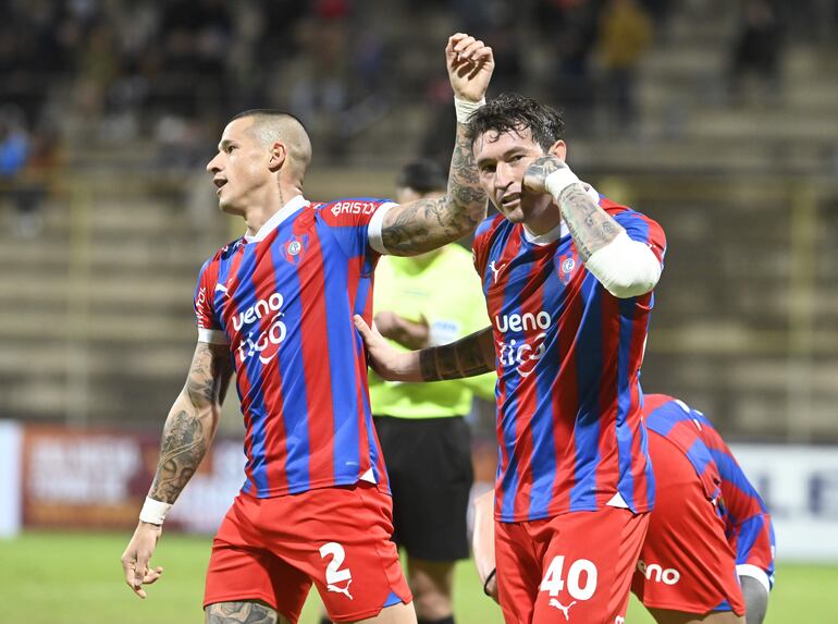 Fernando Fernández (d), jugador de Cerro Porteño, celebra un gol en el partido frente a Tacuary por la séptima fecha del torneo Clausura 2024 del fútbol paraguayo en el estadio Villa Alegre, en Encarnación. 