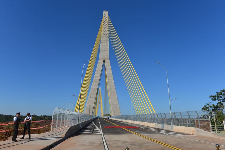 El nuevo puente une Paraguay y Brasil, a través de los municipios de Presidente Franco y Foz de Iguazú, respectivamente.