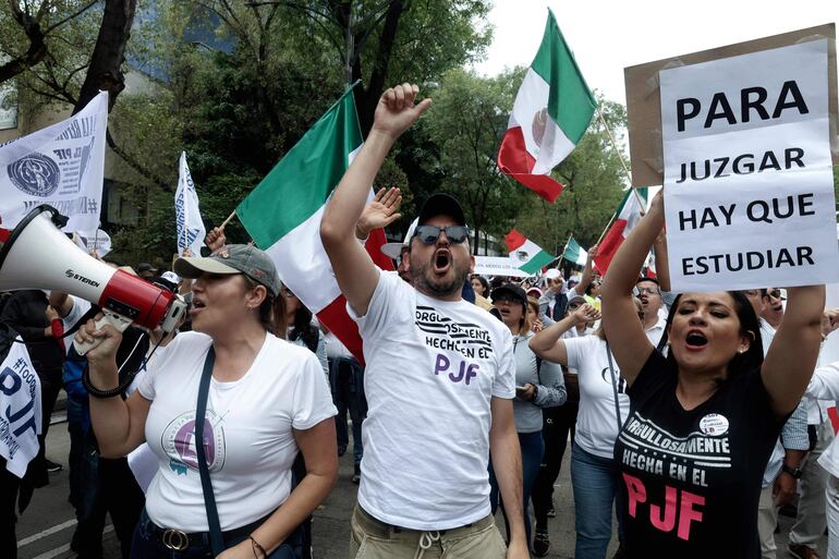 "Para juzgar hay que estudiar": un cartel en una manifestación en México.