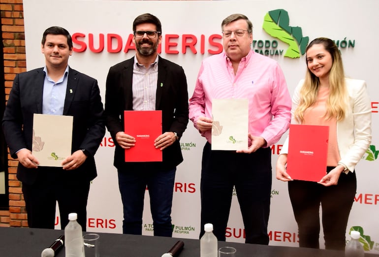 Osvaldo Turlan, Ezequiel García, Jerónimo Nasser y Magalí Pereira durante la firma de alianza, en Sudameris.