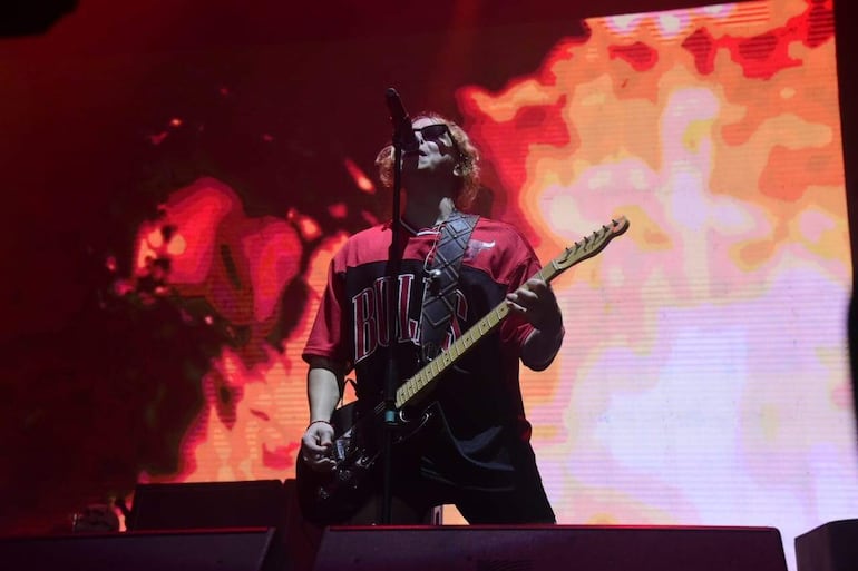 Guido Sardelli, uno de los integrantes de Airbag, durante el concierto que ofrecieron anoche en el SND Arena.