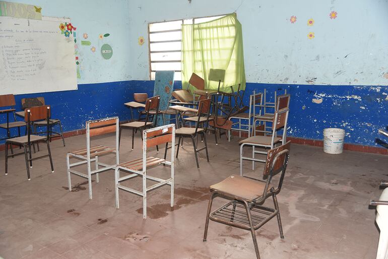 Sillas estropeadas en el aula.