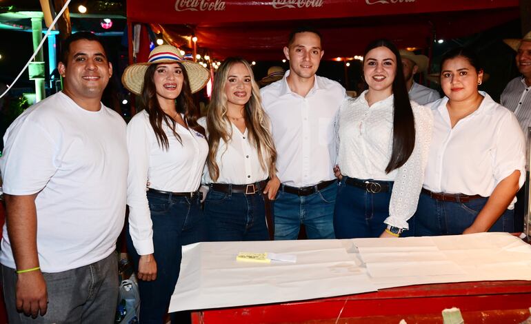 Mario Díaz, Ruth Samaniego, Dahiana Samaniego, Wilson Ibarra, Belén Caballero y Clara Ramírez.