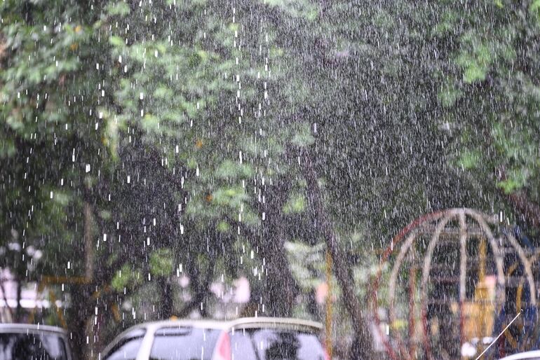 La intensa lluvia sorprendió a varias familias de la zonas bajas. 