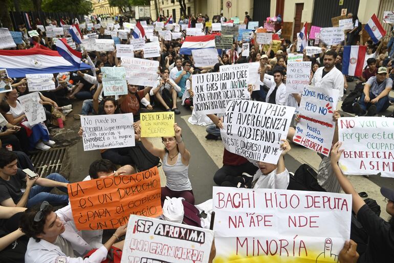 En el cartel que muestra una de las estudiantes de la UNA se observa la dedicatoria a "Bachi" Núñez.