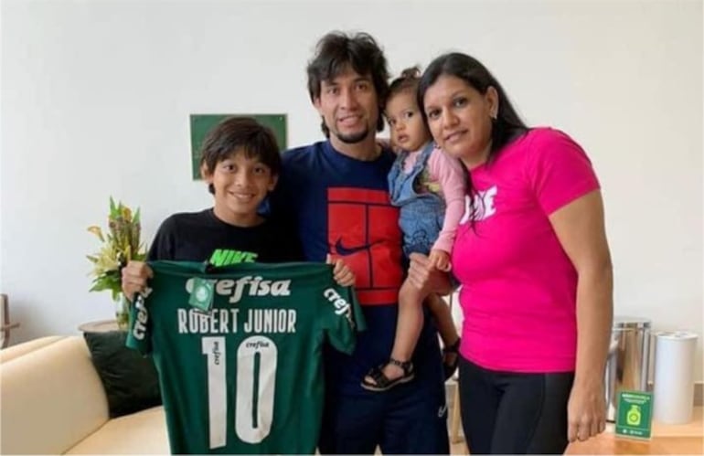 El paraguayo Robert Silguero (i), futbolista del Palmeiras, en compañía de sus padres.