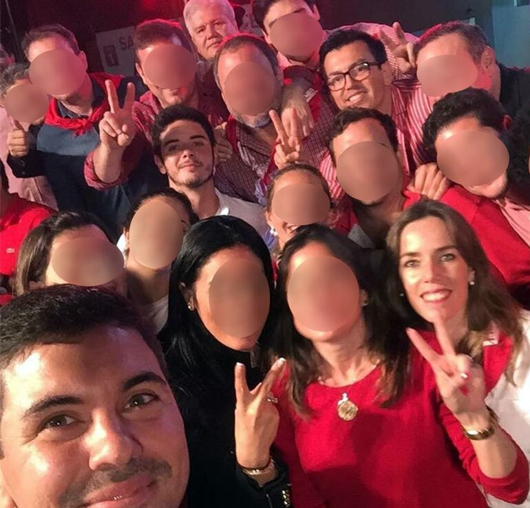 El presidente Santiago Peña junto a la Primera Dama, Leticia Ocampos, su hijo Gonzalo Peña, Walter Ruiz Maciel (con anteojos) y su hermano Carlos Ruiz Maciel.