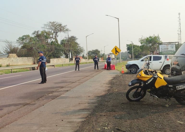 La Patrulla Caminera y Dinatran realizan trabajo conjunto.