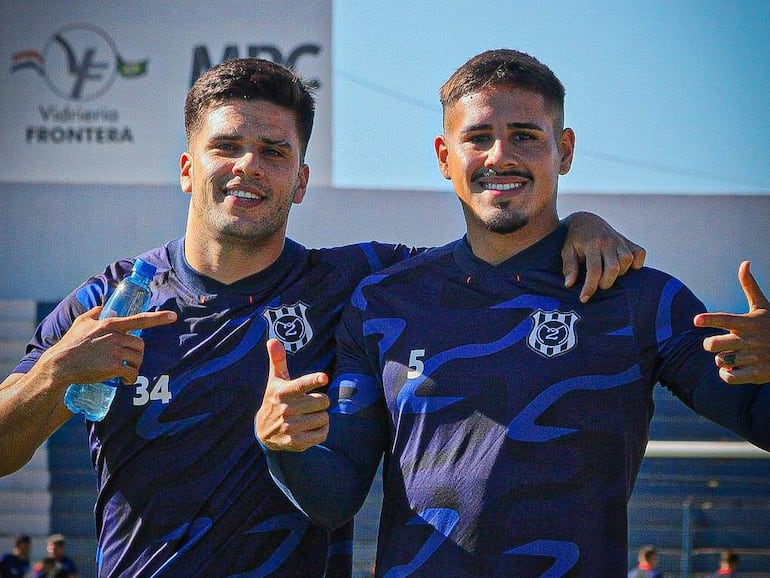 Brahian Ayala y Roberto Ramírez (d), jugadores del 2 de Mayo, en el entrenamiento del plantel en el estadio Río Parapití, en Pedro Juan Caballero.