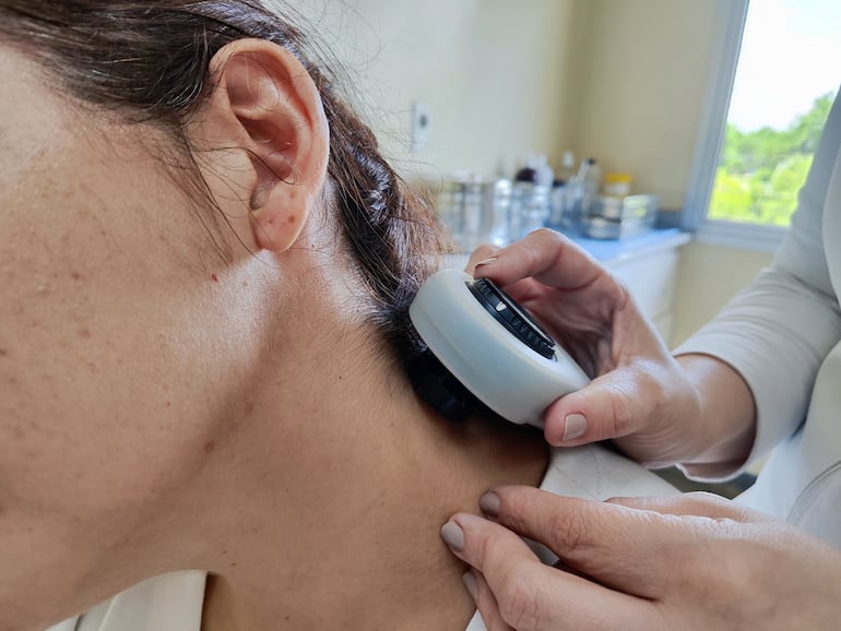 En el Hospital del Clínicas se realiza atención y control de manchas y lunares en el Servicio de Dermatología.