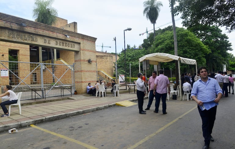 En la Facultad de Derecho de la UNA, estudiantes realizarán la próxima semana movilizaciones de solidaridad con la compañera y de repudio contra el acoso sexual, anunciaron.