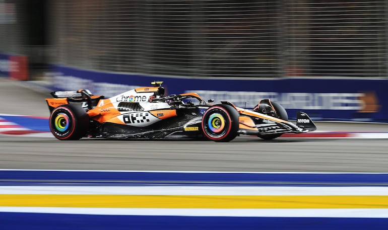 El monoplaza McLaren del inglés Lando Norris durante la clasificación del Gran Premio de Singapur 2024 en el Circuito Urbano de Marina Bay.