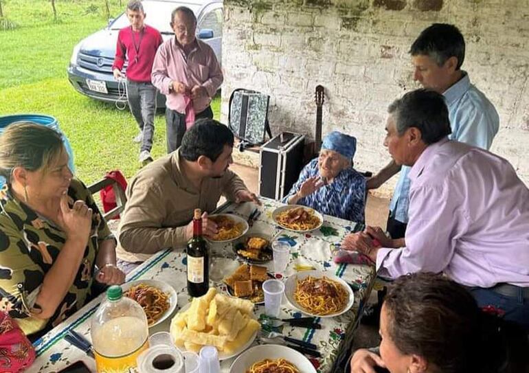 La longeva mujer compartió un almuerzo con los que llegaron a saludarla.