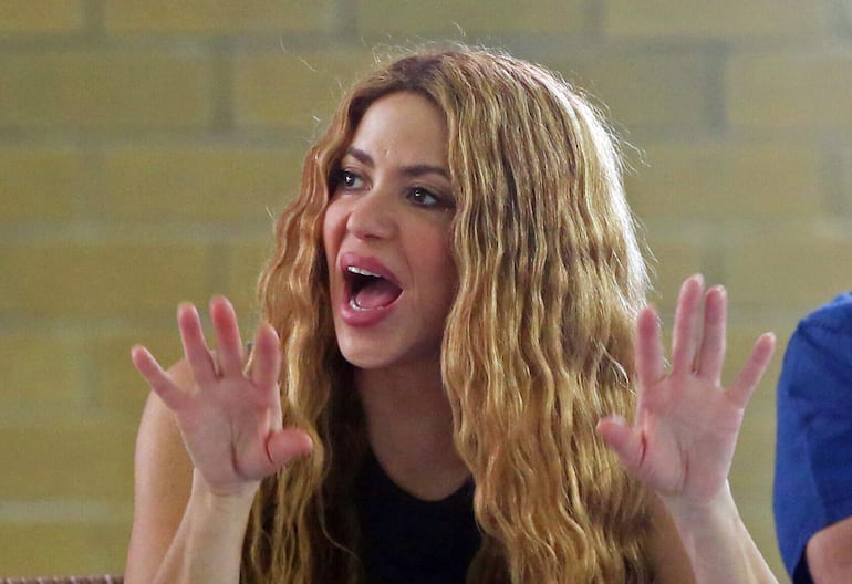 La cantante colombiana Shakira habla durante la inauguración de la Institución Educativa Distrital Nuevo Bosque Pies Descalzos, en Barranquilla (Colombia). La Fiscalía española acusó a la artista de defraudar 6 millones en nueva causa por delito fiscal