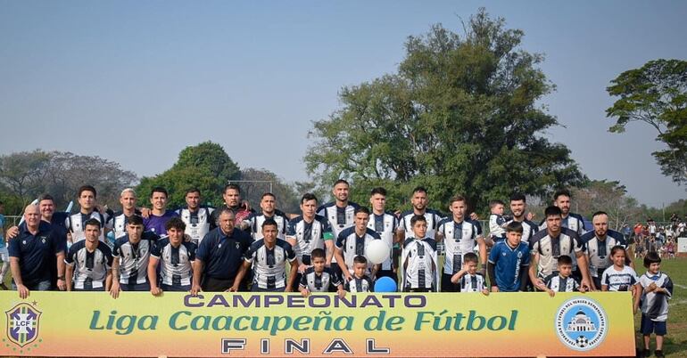 La formación del plantel del  Club Teniente Fariña, campeón del torneo 2024 de la Liga Caacupeña de Deportes.