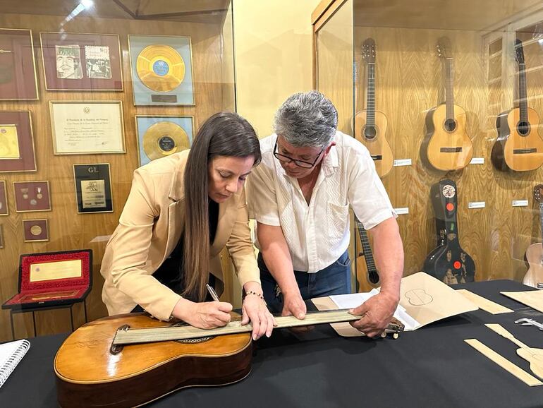 Luz Borja y Aníbal Borja realizaron mediciones y un análisis en profundidad del instrumento que se exhibe en la Casa Bicentenario de la Música.