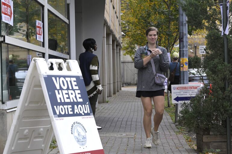 Una mujer camina junto al Centro de votaciones del Centro Comunitario.