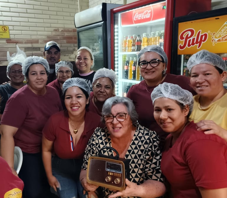 Doña Delia Cáceres (c), rodeada de sus trabajadores en el Copetín "Las Delicias del Mercadito"