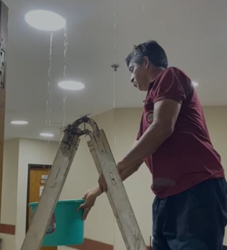 Goteras en el techo de la Cámara de Diputados.