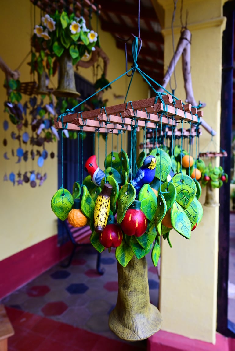 Árboles de cerámica de las hermanas Vera de Areguá.