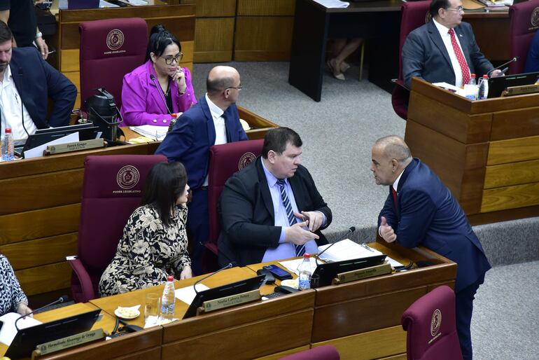 Dionisio Amarilla conversa con Basilio Núñez.