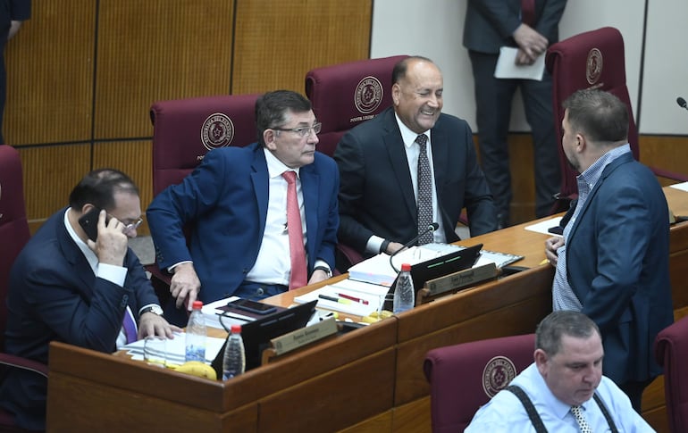 El senador colorado Ramón Retamozo (ANR, aliado cartista), el colorado disidente Luis Pettengil (c), y los disidentes Óscar Salomón conversan con el senador Colym Soroka (ANR, Independiente) en la sala de sesiones del Senado.