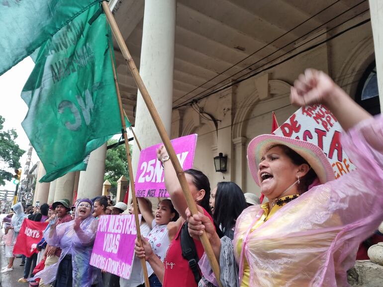 La marcha del #25NPy se realiza hoy. La convocatoria es para las 17:00 en la Plaza Uruguaya. El acto central, luego de la marcha será en la explanada de la Plaza de la Democracia a las 19:00.