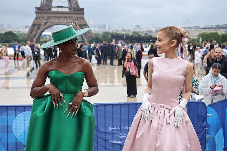 La actriz y cantante estadounidense Cynthia Erivo (L) y la cantante estadounidense Ariana Grande (R) posan para una foto en la alfombra roja a su llegada a la ceremonia de apertura de los Juegos Olímpicos de París 2024.