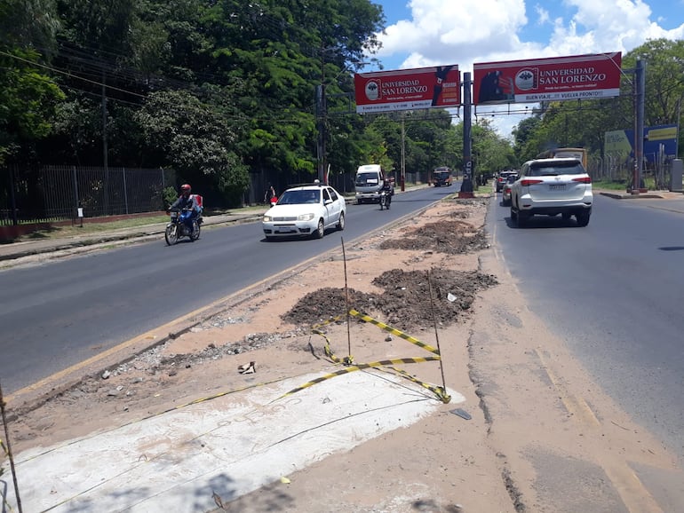 El Paseo Central que está en la zona de la Avda. Mcal. López, frente al acceso a la Ciclovía está en total descuido.