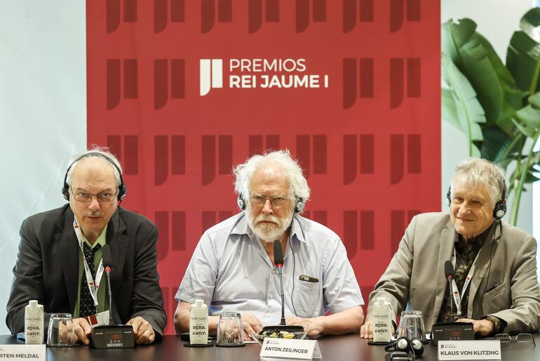 Los Premios Nobel de Física 2022, Anton Zeilinger (c) , Química 2022, Morten Meldan (i) , y Física 1985, Klaus Von Klitzing (d) , que junto a otros 18 distinguidos con este galardón forman parte de los jurados de los Premios Jaume I, comparecen en la jornada previa al fallo de la 35ª edición, que se centra en proclamar la necesidad de perder el miedo a la inteligencia artificial a través de la información y el conocimiento.