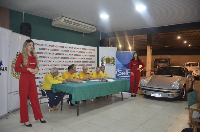 Lanzamiento del Rally Bajo Chaco Histórico del Club de Vehículos Antiguos.