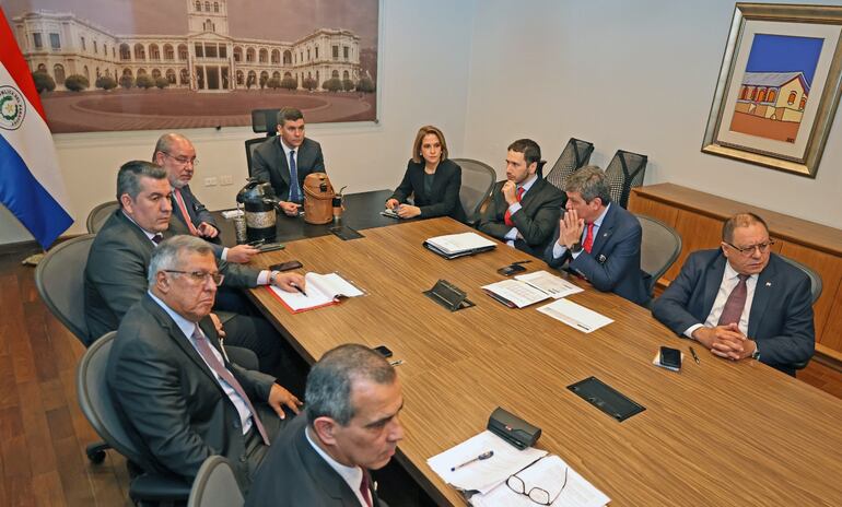 Directores y consejeros de Itaipú se reunieron con el presidente Santiago Peña.