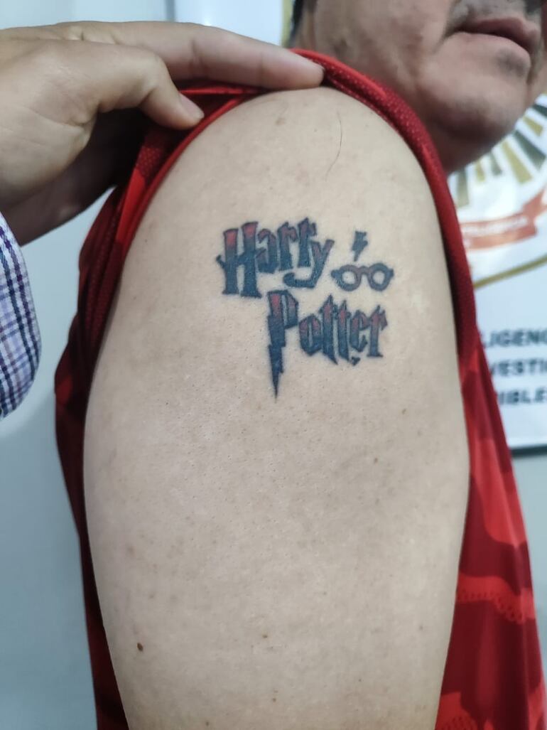 El detenido tenía varios tatuajes en el cuerpo, uno de ellos era el nombre de Harry Potter.