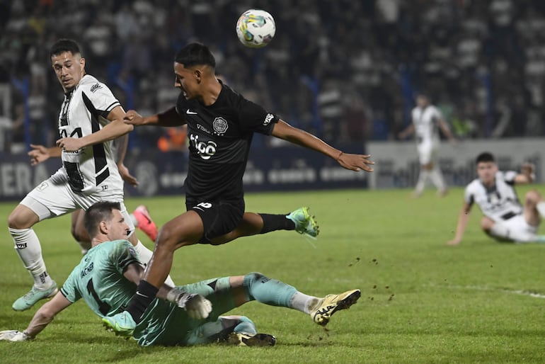 Vagner Brandalise se esfuerza para despejar el balón ante Hugo Adrián Benítez, en la acción del gol.