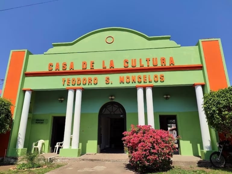 En la Casa de la Cultura Teodoro S. Mongelos, descansan los restos mortales de Teodoro S.Mongelos y Demetrio Ortiz, creador de Recuerdos de Ypacaraí.