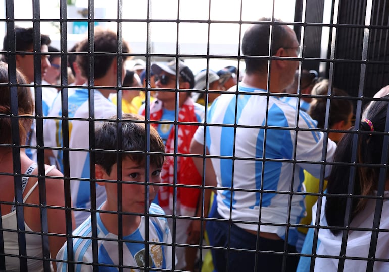 El ingreso al Hard Rock Stadium para la final de la Copa América 2024 fue desbordado por hinchas colombianos y argentinos, obligando al retraso del inicio del partido entre Argentina y Colombia. 