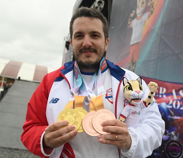 Axel Bachmann, con las dos medallas de oro y de bronce que conquistó en los Juegos Sudamericanos Asunción 2022.