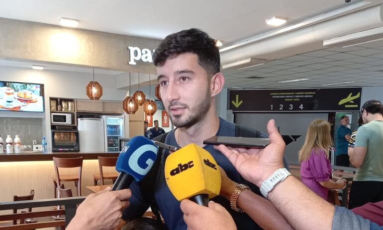 Mathías Villasanti, jugador de la selección paraguaya, durante su llegada al país.