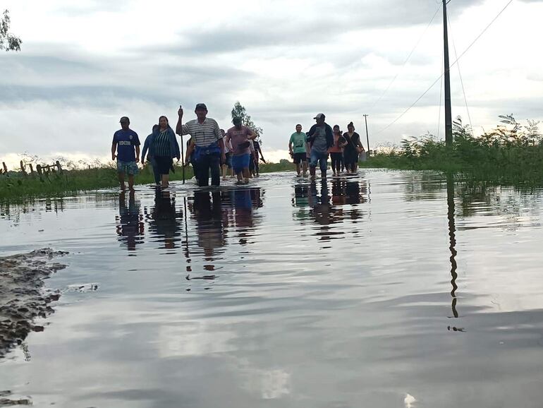 Pobladores de Laguna Itá, Ciervo Blanco y Otazú caminaron 15 km por el agua para reclamar a las autoridades comunales camino de todo tiempo.