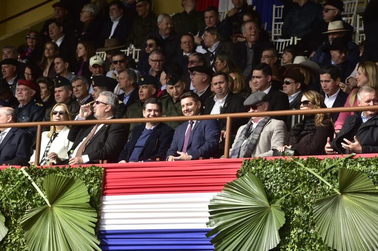 Autoridades en el palco del ruedo central de la Expo 2023, en el día de la inauguaración.